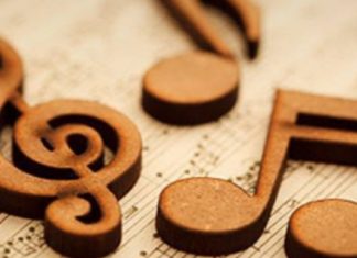 ക്വാറന്റൈൻ കേന്ദ്രത്തിൽ സംഗീത സാന്ത്വനവുമായി പോലീസ്..