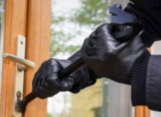 ആനാപ്പുഴയിൽ പട്ടാപ്പകൽ വീട് കുത്തിത്തുറന്ന് രണ്ട് ലക്ഷം കവർന്നു..