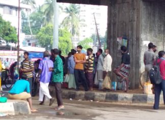 കുട്ടനെല്ലൂർ പാലത്തിനടിയിൽ ആൾകൂട്ടം പതിവാകുന്നു. പലരും മാസ്ക് പോലും ശെരിയായി ധരിക്കാതെ..