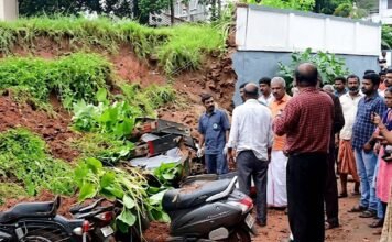 കനത്ത മഴ; മദർ ആശുപത്രിയുടെ ചുറ്റുമതിലിടിഞ്ഞ് വീണ് നിരവധി ഇരുചക്ര വാഹനങ്ങൾ തകർന്നു.
