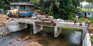കോടികൾ ചെലവാക്കി നടപ്പിലാക്കുന്ന വാഴാനി പുഴ നവീകരണവും പാലം നിർമ്മാണവും എങ്ങുമെത്താതെ കിടക്കുന്നു